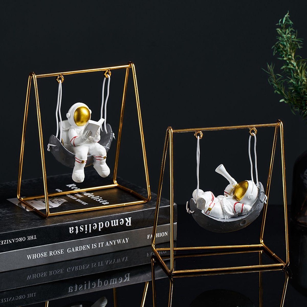 [Elegan] Ornamen Ayunan Astronot Hadiah Ulang Tahun Hias Bulan Resin Nordic Modern Figurine