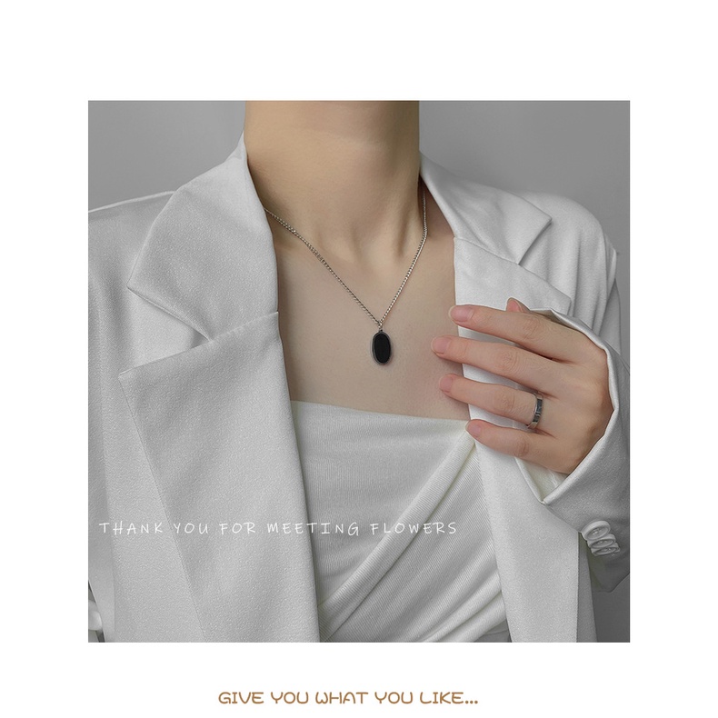 ZICO gaya yang sama hitam oval liontin titanium steel necklace ins Angin Net Merah sederhana tempera