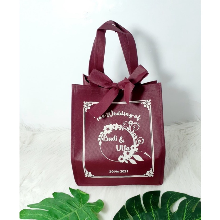 

Goodie Bag TAS Wedding Kotak Muat Box Nasi 20x20 Custom Sablon Emas
