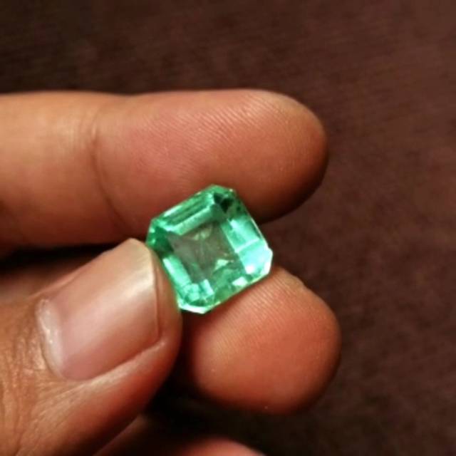 Hq Item Natural Emerald Beryl Zamcol Insignificant Colombia