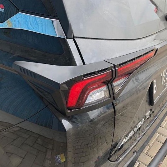 Garnish lampu belakang hitam avanza/Xenia 2022. VARIASI