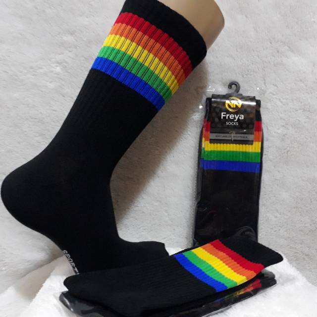 Kaos kaki motif pelangi