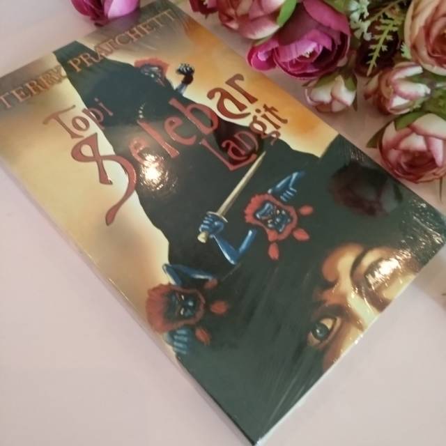 Topi Selebar Langit/A Hat Full of Sky (Discworld #32 Tiffany Aching #2) - Terry Pratchett