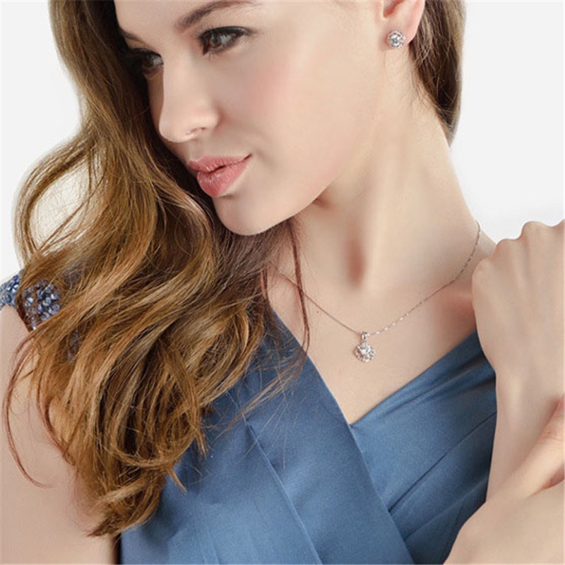 [Ready Stock]Fashion Simple Elegant Silver Plated Flower Diamond Pendant Necklace