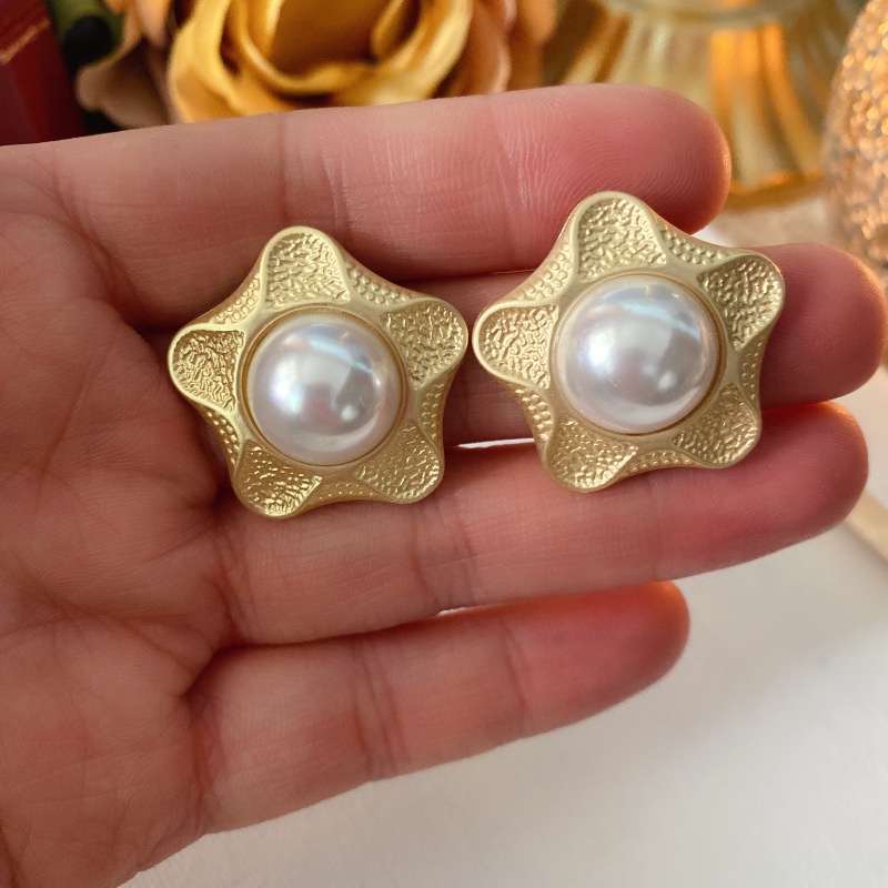 Anting Tusuk Gantung Temperament Desain Bulat Hollow Hias Mutiara Gaya Mewahretroistana Untuk Wanita