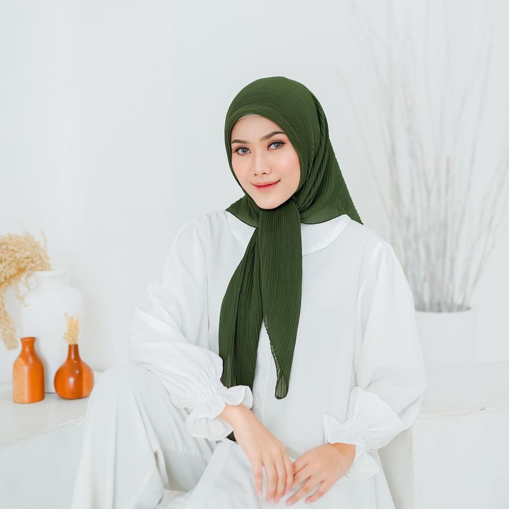 Hijab segi Empat Plisket Warna Hijau Army Bahan Pollycotton Double Hycon