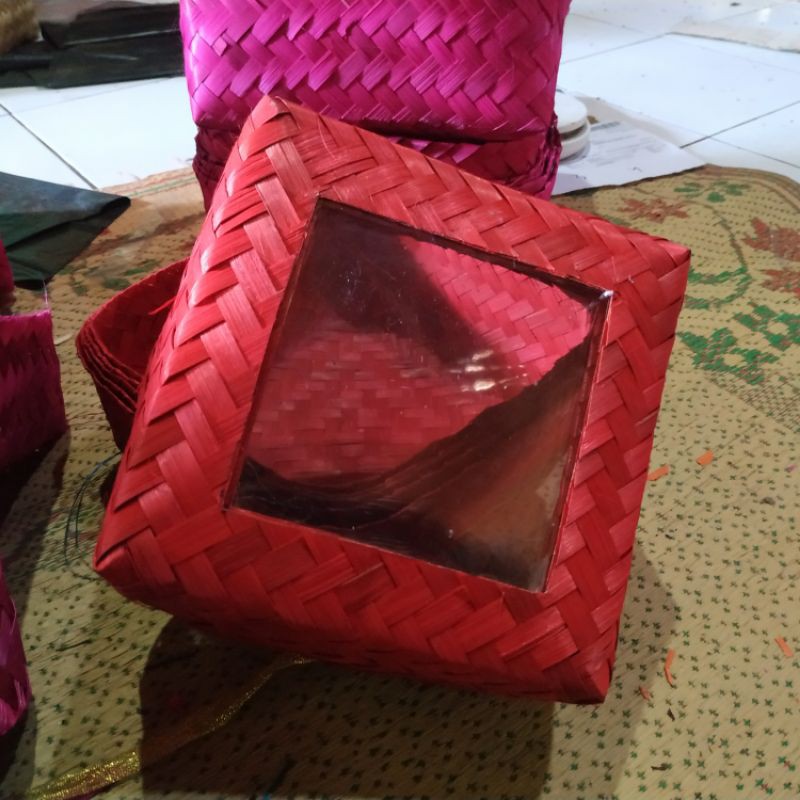 [25x25]sepasang besek bambu warna merah tutup mika (wadah&tutup)