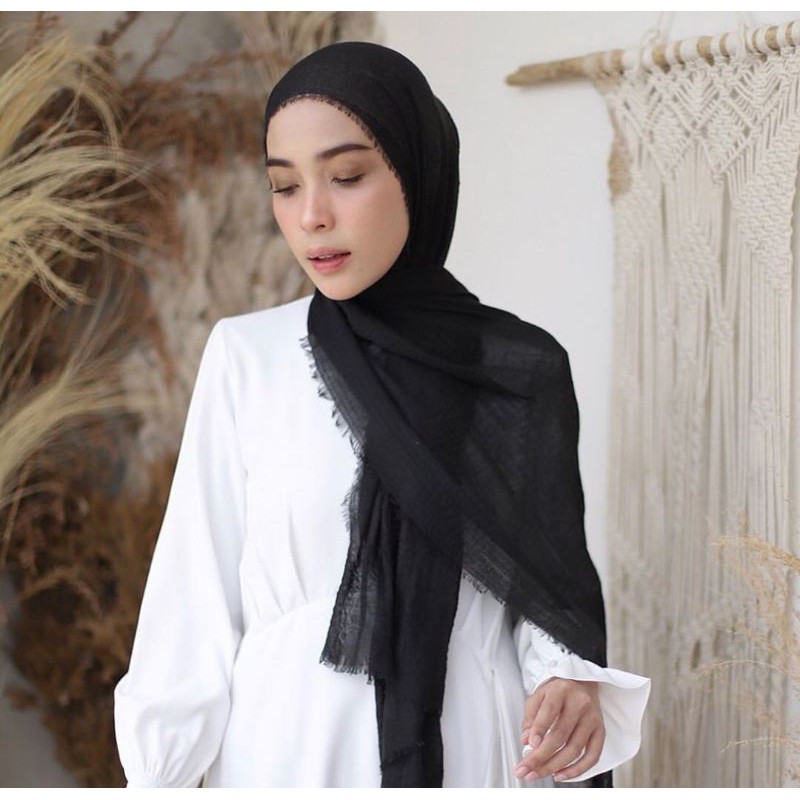 PASHMINA CRINKLE HITAM SERIES by AZARA