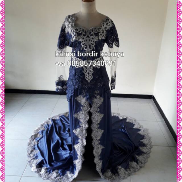 Kebaya brokat plus ekor