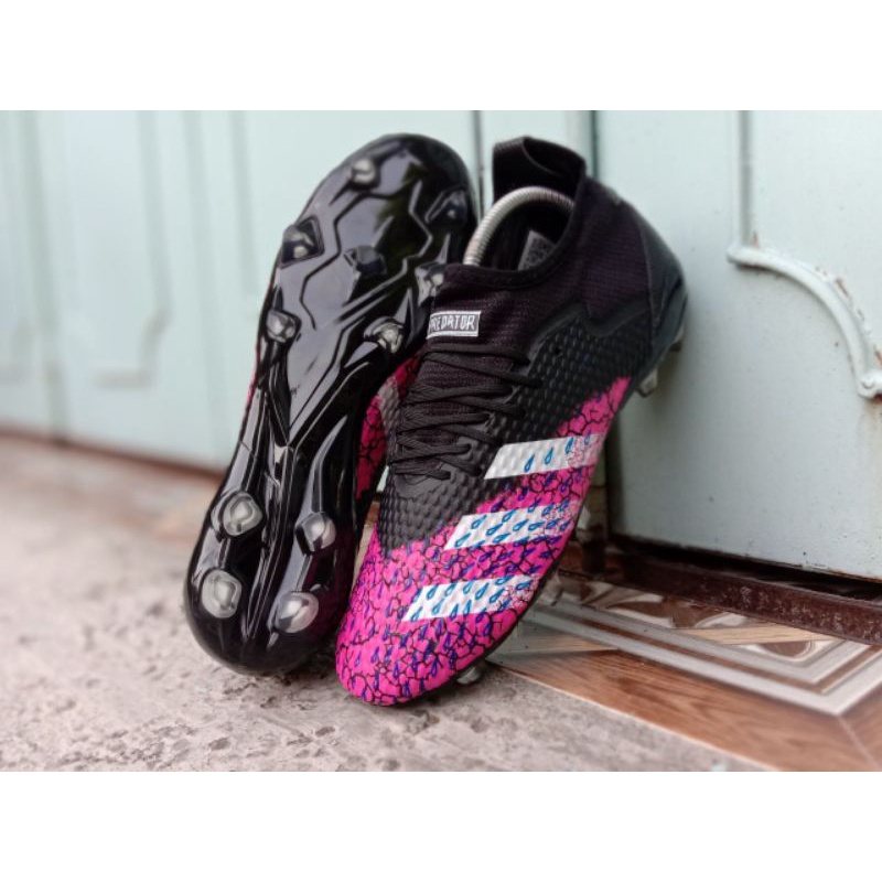 Sepatu Sepak Bola Adidas Predator Freak Pink