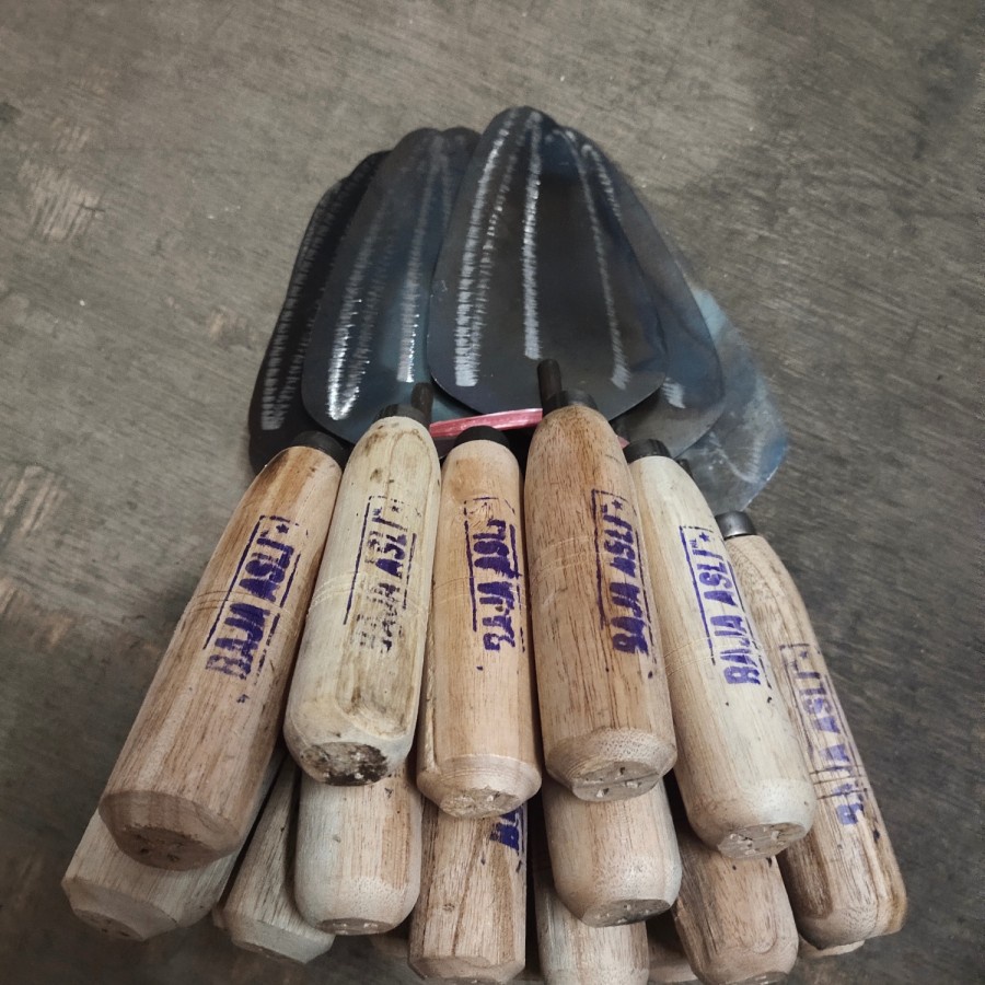 Cetok Semen Baja Gagang Kayu Cetok Panjang Lancip Tajam Aman Kokoh Tebal