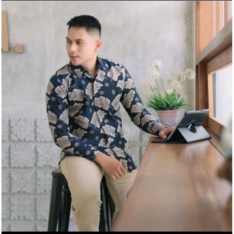 DAUN PISANG NAVY Batik Slimfit Pria Premium Bahan Katun Super Kemeja Alisan Modern Lengan Panjang