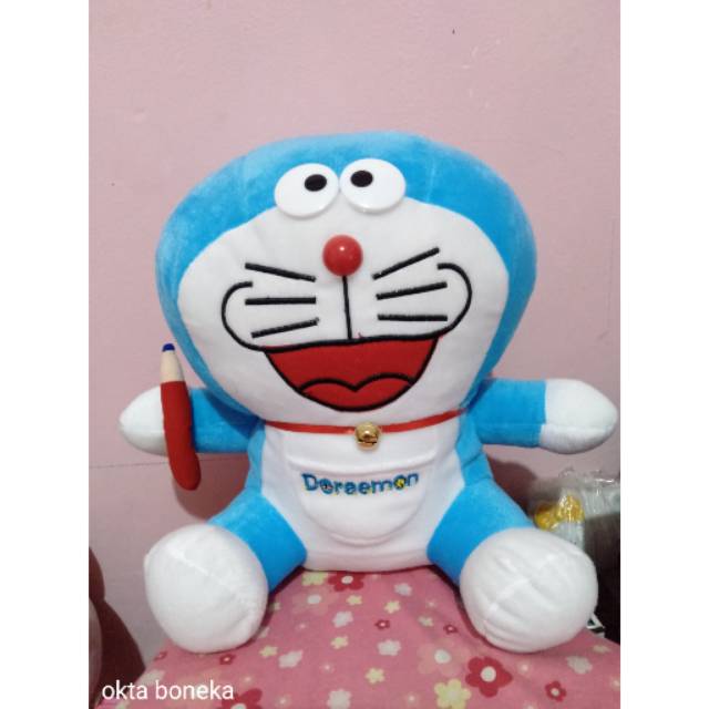 Boneka Doraemon Pensil L / Boneka doraemon / boneka doraemon murah / boneka doraemon besar / boneka doraemon sedang / boneka doraemon lucu / jual boneka doraemon / boneka dorameon bekasi / boneka doraemon cikampek