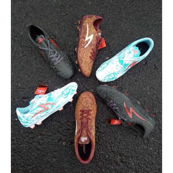 Sepatu bola specs accelerator batik, tirta