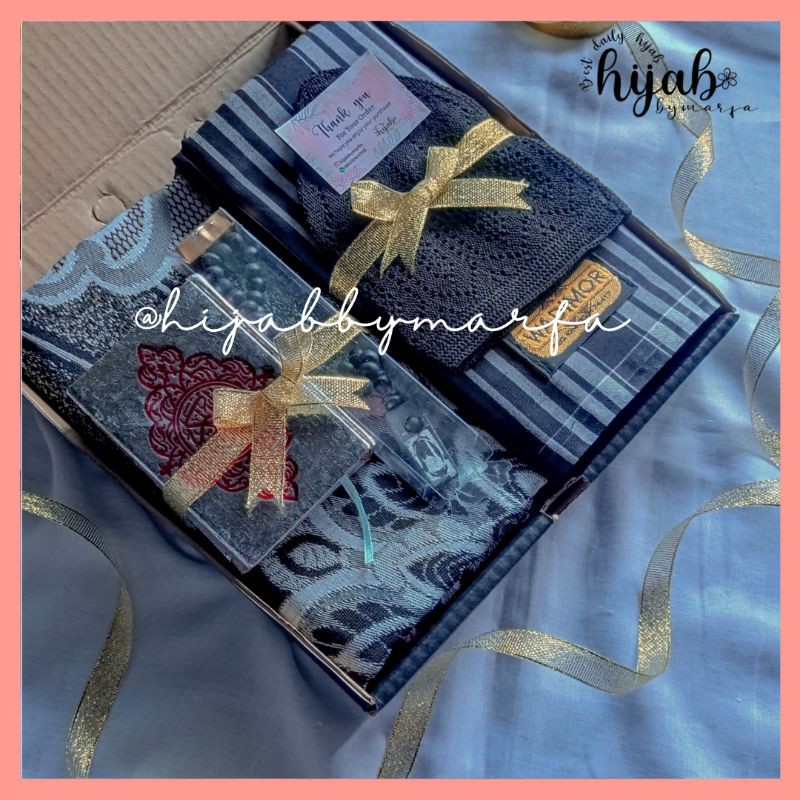 

Hampers kado cowok include sajadah tasbih sarung Al Qur'an dan peci