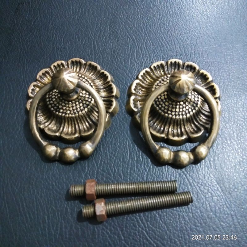 Tarika pintu kuningan antik diameter 7,5cm.