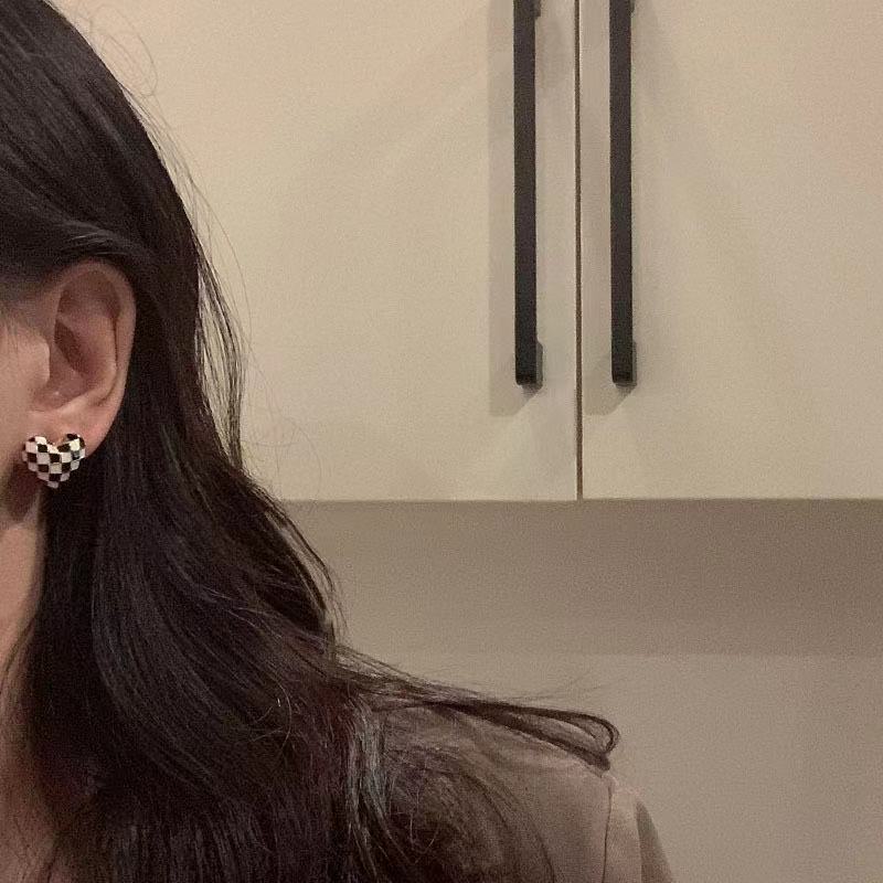 Anting Bentuk Hati Warna Hitam Dan Putih