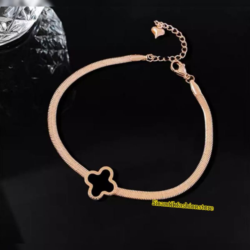 Gelang Titanium Pipih Rose Gold Anti Karat Liontin Bunga Clover Hitam Aksesoris Wanita Gelang Wanita Korea Terlaris