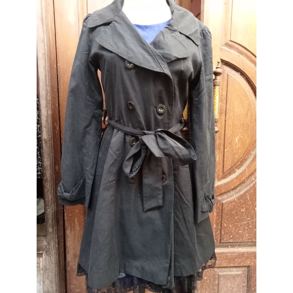 Coat hitam megar renda
