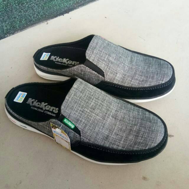 Sepatu sandal pria