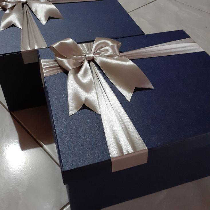 

Terbaik Kotak Kado Hadiah Navy Pita Silver Size Jumbo / Size Bisa Custom volume 5 kg ,.