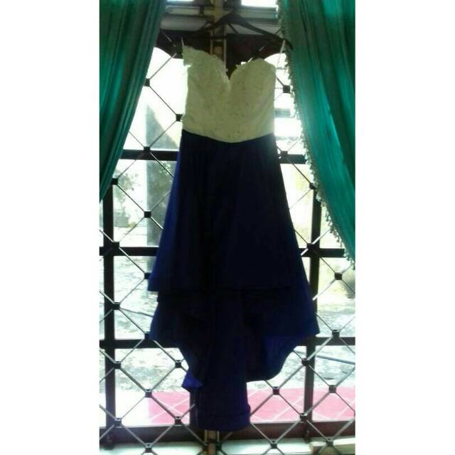 Gaun pesta putih biru simple