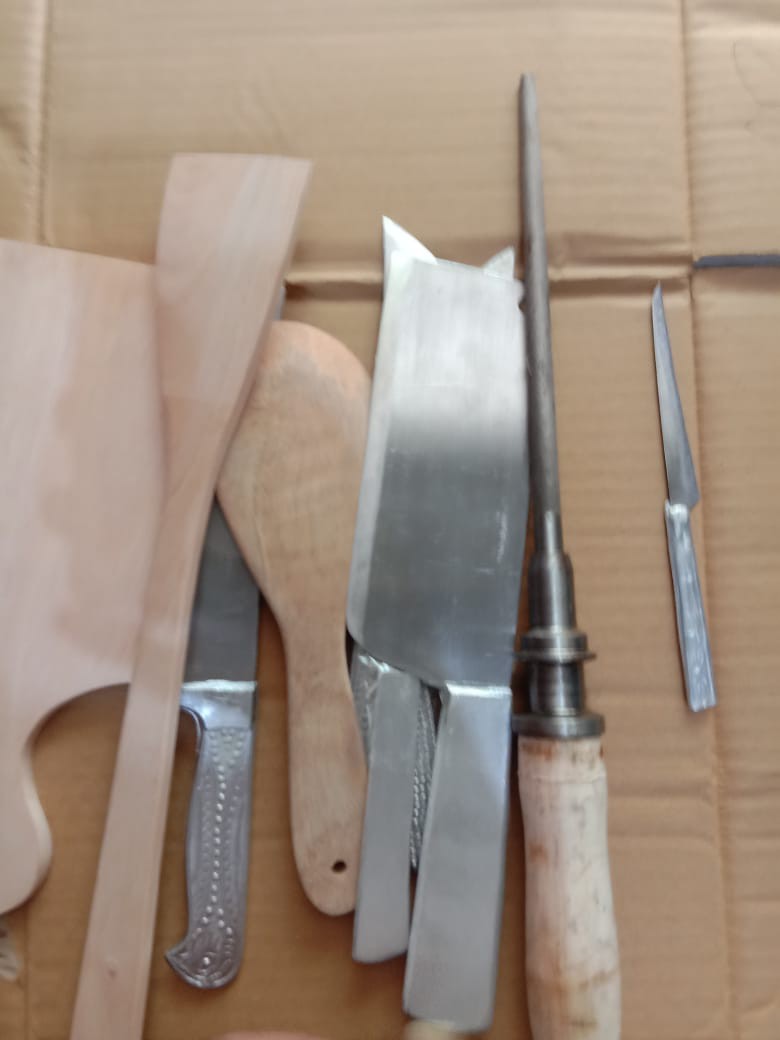 Pisau Dapur Paket 1s :(isi 11) 7 Pisau Stainless /1 Sutil /1talenan  /1 Centong Kayu /1 Stick Asahan