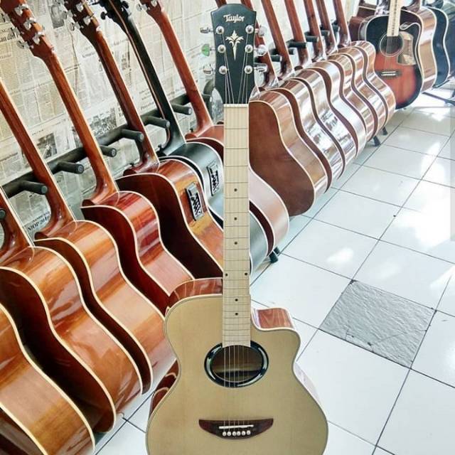 Gitar akustik Taylor