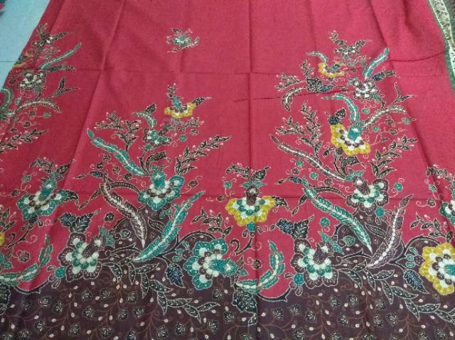 Kain batik jarik hitam manis motif bunga rambat merah