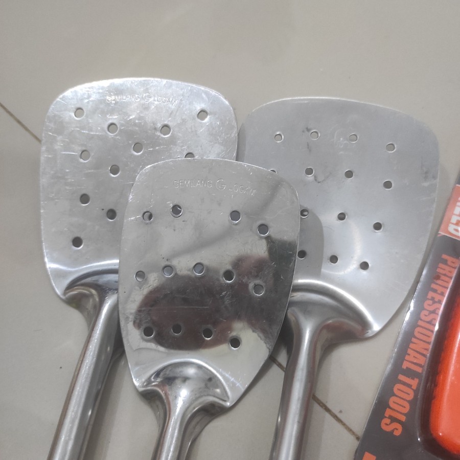 Sendok Goreng Sutil Sodet Spatula Stainless Berlubang Gagang Kayu