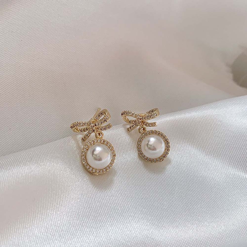 1 Pasang Anting Stud Desain Pita Mutiara Berlian Gaya Korea Untuk Wanita