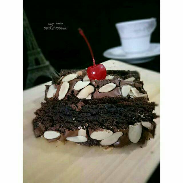 

Fudgy Brownies panggang almond
