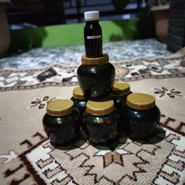 

Madu hitam hutan bangka