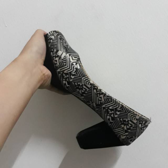 Artsy Black&White heels