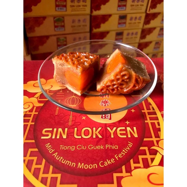 

kue bulan mooncake sin lok yen rasa tau yung (kacang hijau) dan lotus ( lienyung)