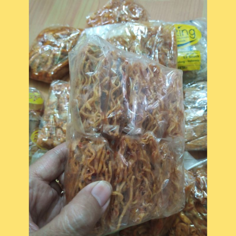 

Cemilan mie Kering Pedas,Kerupuk Stik,Makaroni Pedas si cikruh bks imut isi 10/pak