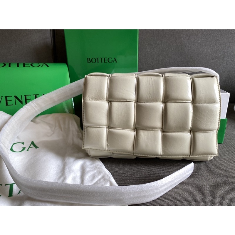 TAS KULIT BV BOTTEGA VENETA PADDED CASSETTE PLASTER WHITE