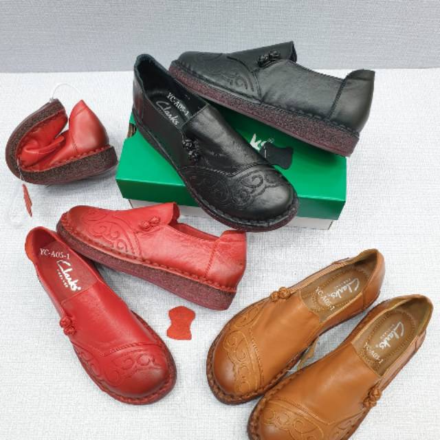 Clarks YC-A05-1 Slip On