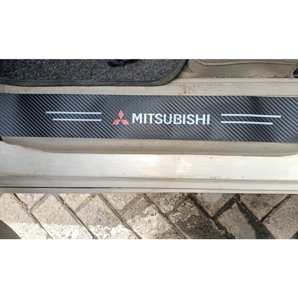 Stiker strip MITSUBISHI motif pola serat karbon carbon pelindung pijakan kaki pintu masuk mobil sill plate anti gores lecet air sticker aksesoris variasi logo merk bisa untuk semua type Xpander Expander Pajero Sport Dakar Eceed GLS Delica Outlander Mirage