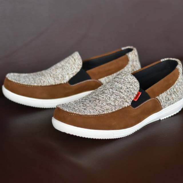 Sepatu Kickers Corduroy Slip on / Sepatu casual pria