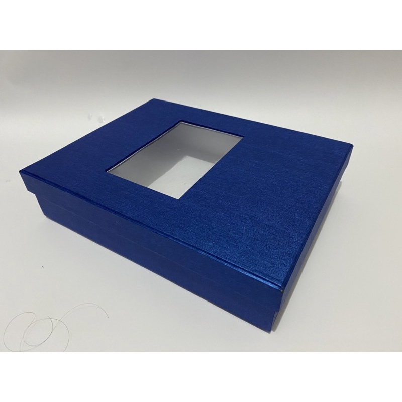 

Hardbox / kotak kado tutup lubang mika ukuran 27x21x6cm cocok untuk kotak buku, kotak baju, kotak kain dll