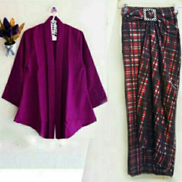 ready Set Kebaya Famous Ungu tua