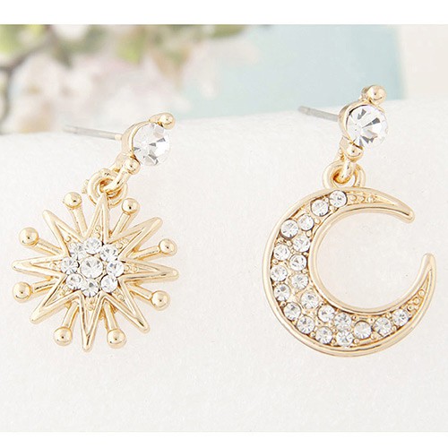 LRC Anting Tusuk Personlity Color Moon Shepe Decorated Simple Asymmetry Earrings