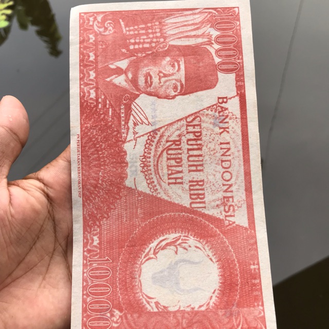 Uang Kuno 10000 Seri Soekarno Merah Penari 3