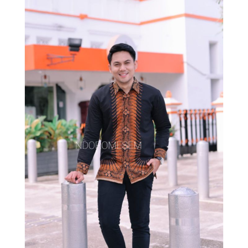 Kemeja Batik PREMIUM Warna Hitam Batik Exclusive NdoroMesem Bahan Katun Baturaden Reguler Fit B112