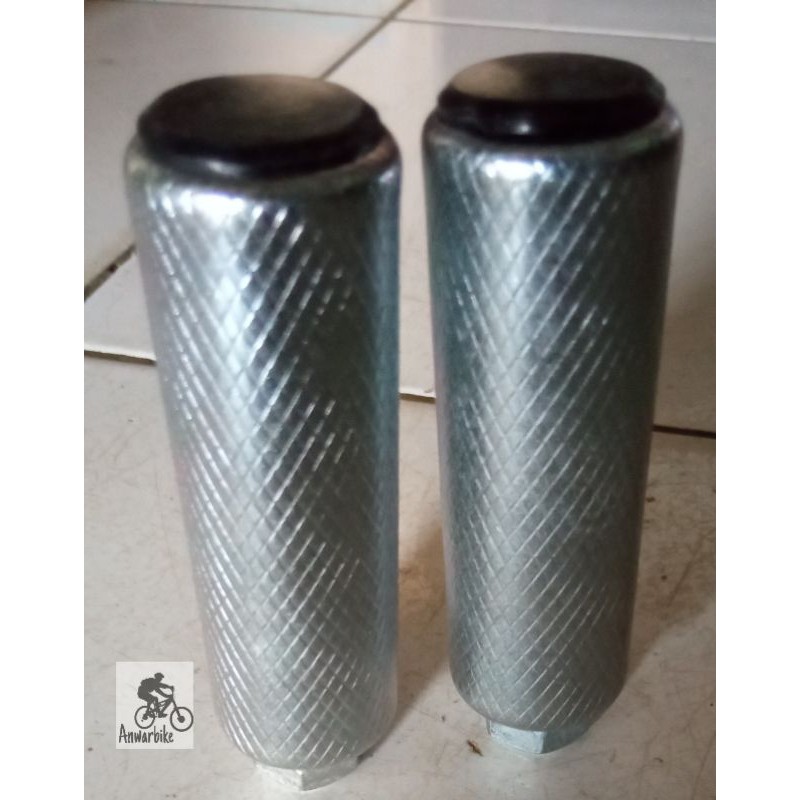 jalu pijakan as belakang sepeda kanan kiri