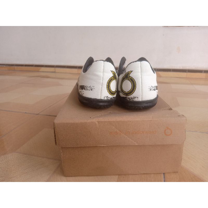 sepatu futsal ortuseight octane in