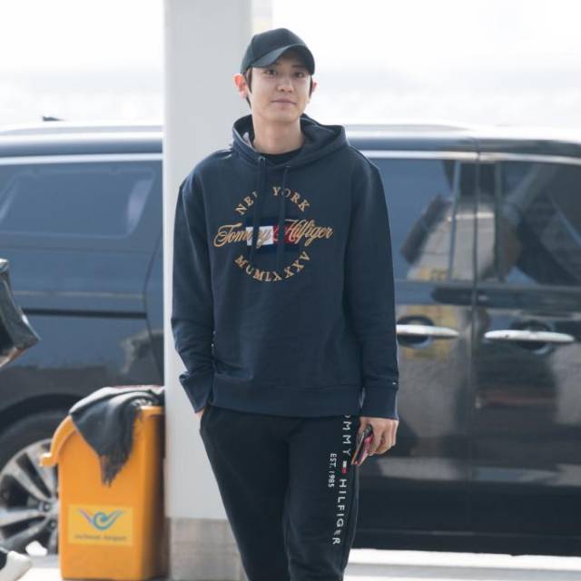 tommy hilfiger chanyeol hoodie