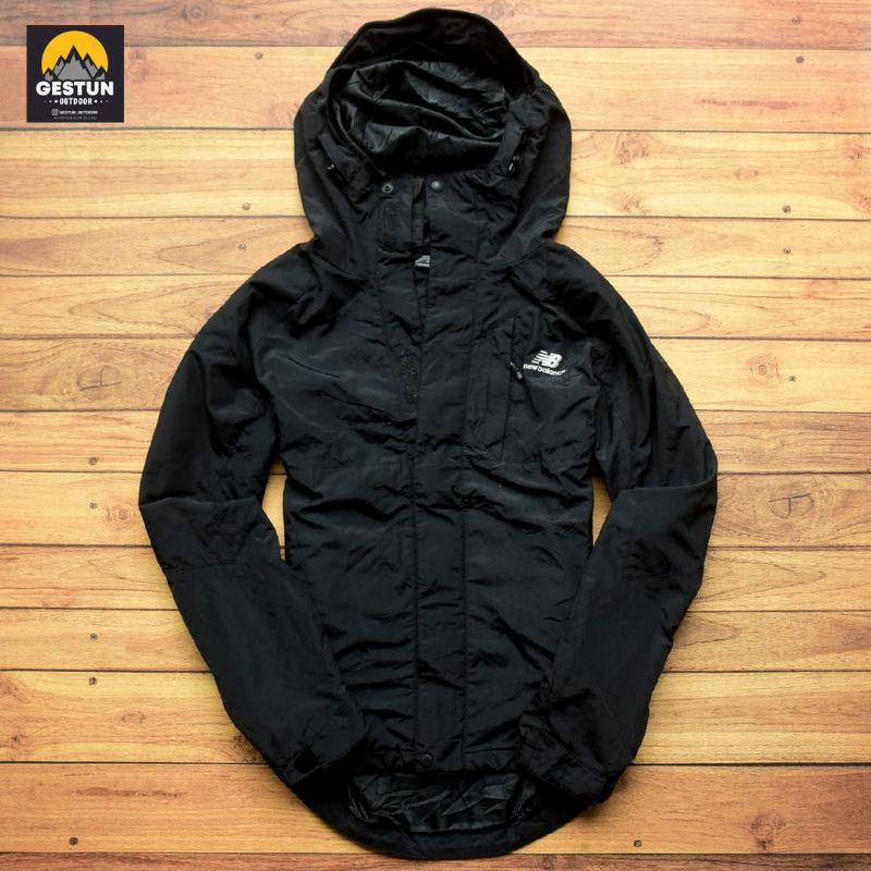 JAKET OUTDOOR NEW BALANCE SECOND