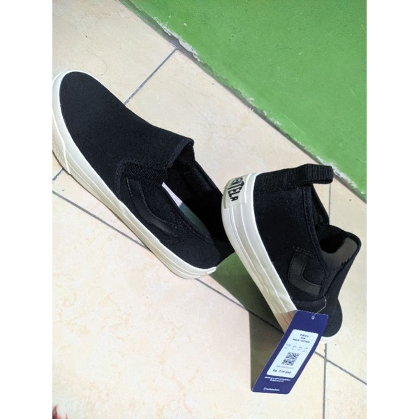 sepatu slip on ventela